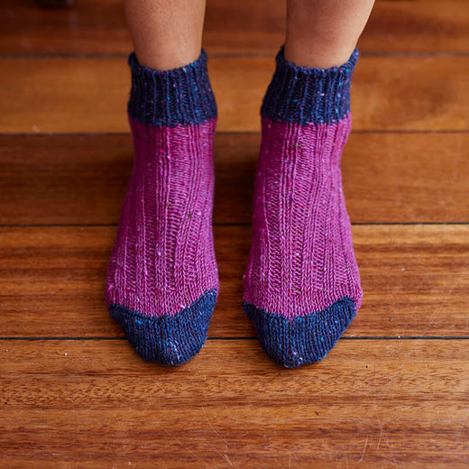 Zweifarbige Socken aus Wolle bis zum Knöchel