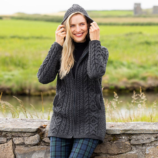 Die Kapuzenstrickjacke Gweebarra Aran